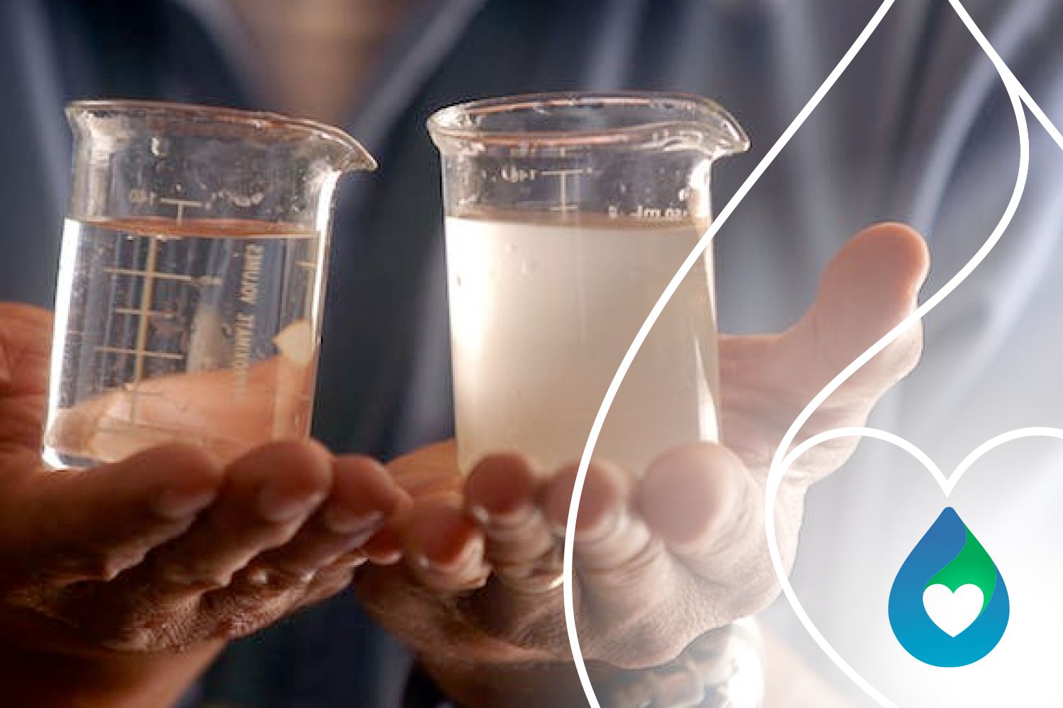 Dos manos sostienen dos vasos de precipitados: en el izquierdo, agua totalmente transparente; en el derecho, agua turbia y lechosa antes del tratamiento